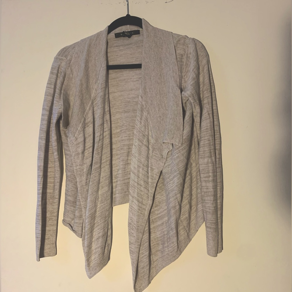 Flowy and chic cream cardigan